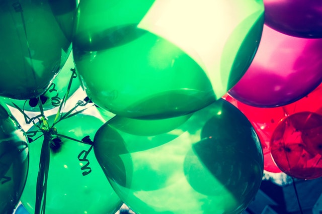 balonky, zelené a červené