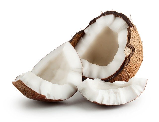 kokosový ořech, z bílé dužiny se vyrábí čistý kokosový olej 